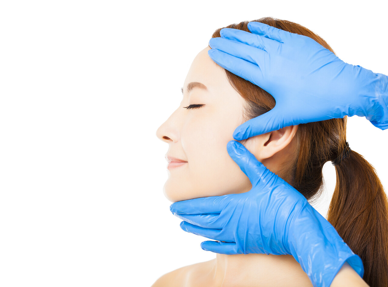 医疗美容概念特写年轻女人脸医美鼻子整形