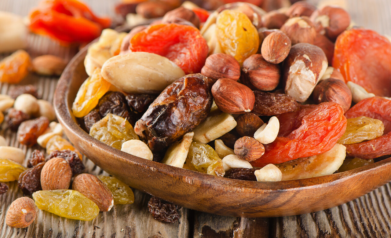 坚果和干果木制背景上