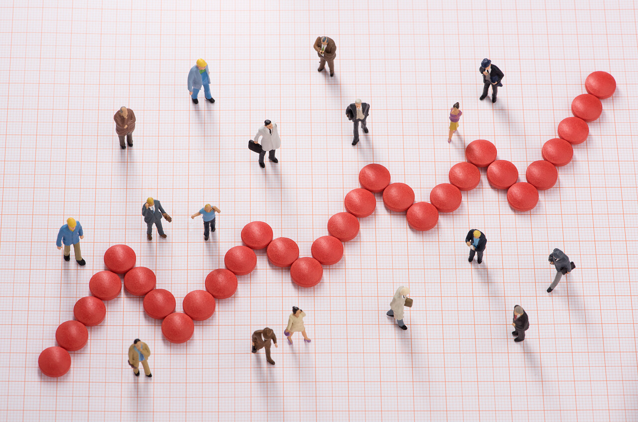 不同人群的医疗费用在药片制作的图形图表中