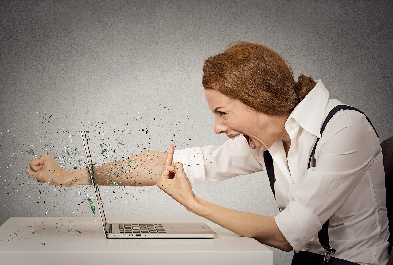 文件愤怒的女商人扔在电脑一拳烦躁恼火烦躁暴躁