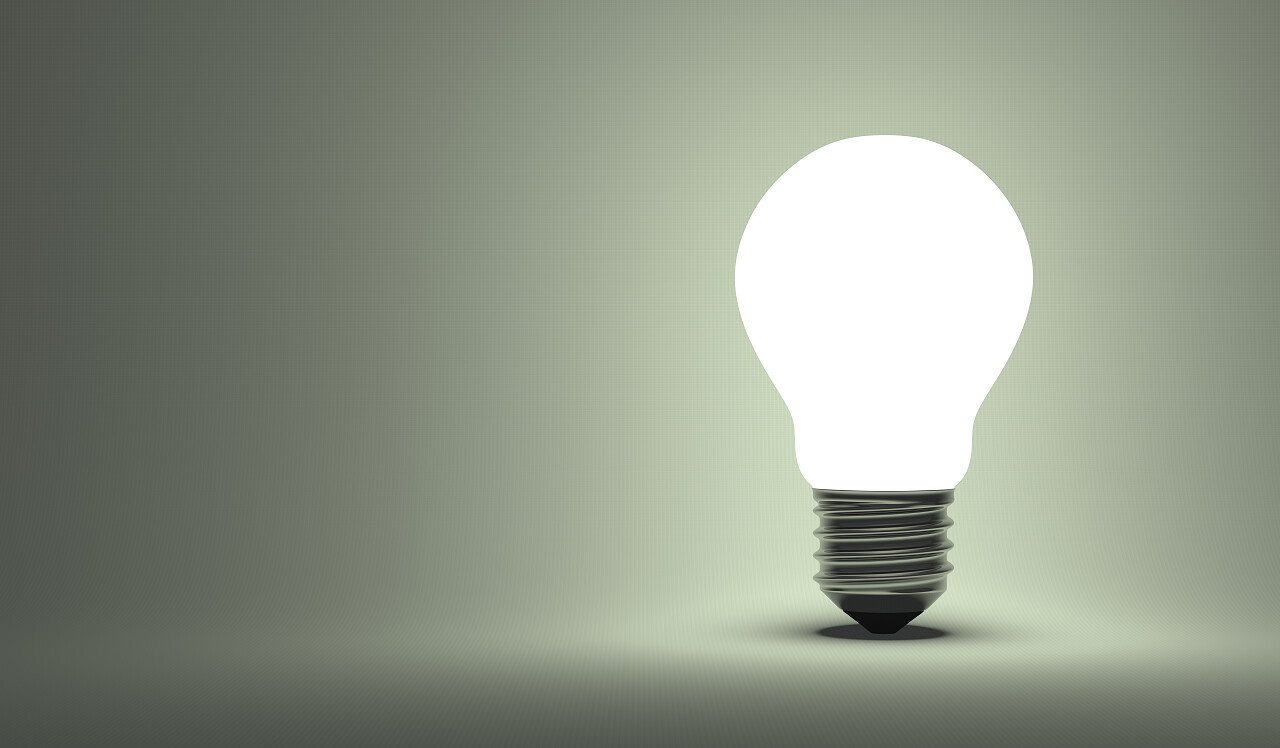 在灰色背景上照射任意灯泡