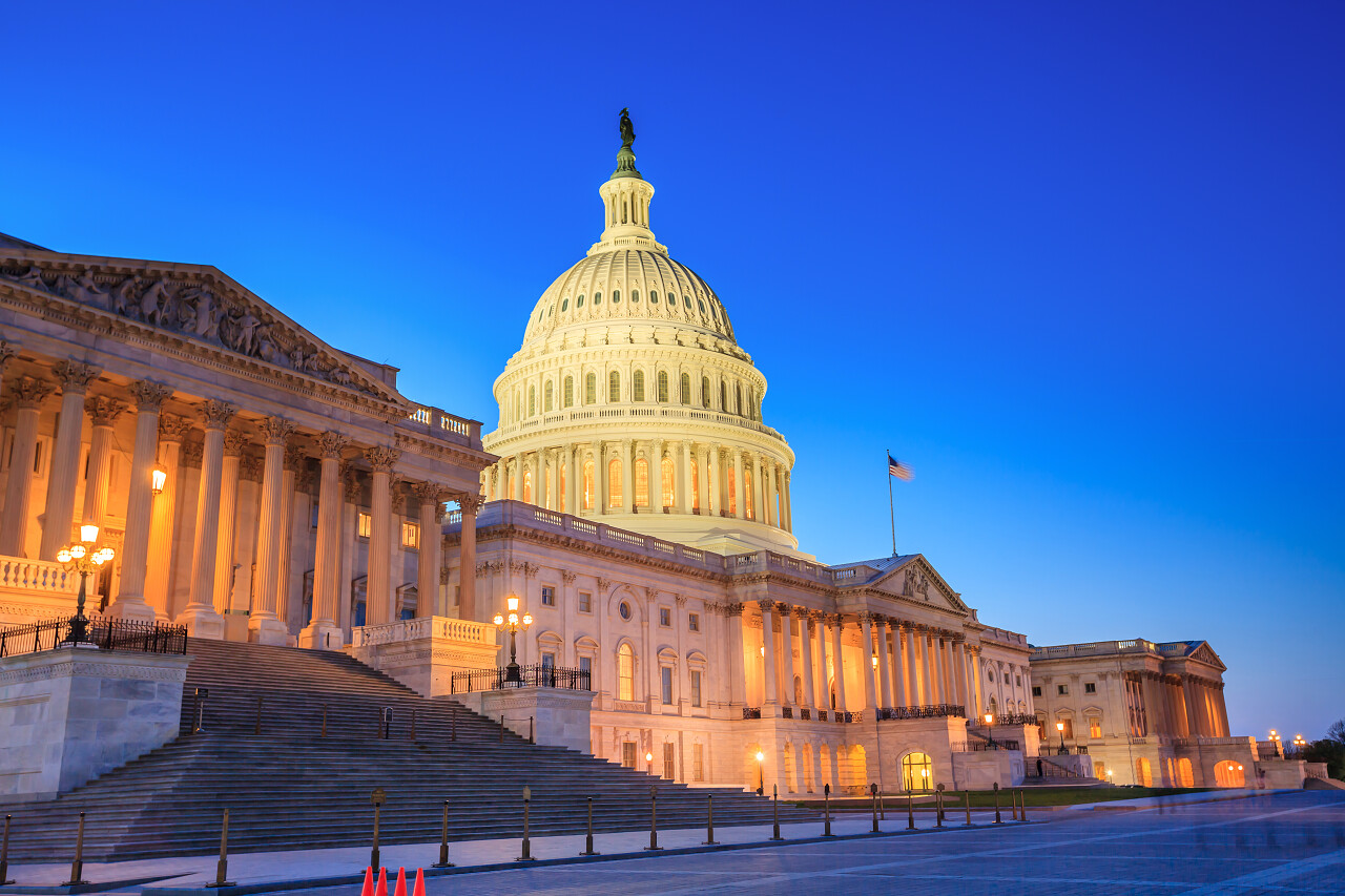 美国国会大楼的穹顶在夜间被点亮