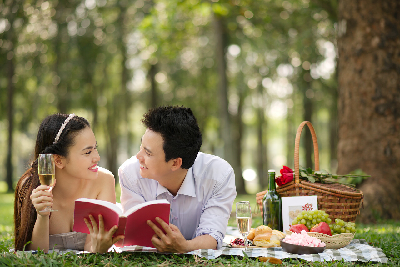 越南情侣在公园里享受浪漫的野餐幸福婚姻情侣幸福情侣幸福的人