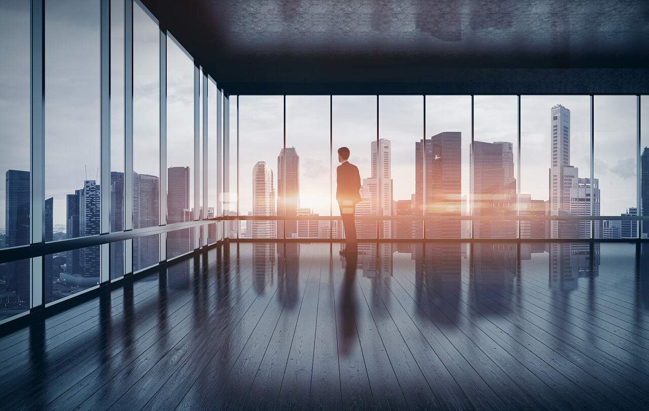 西装革履的商人看着城市压力困扰