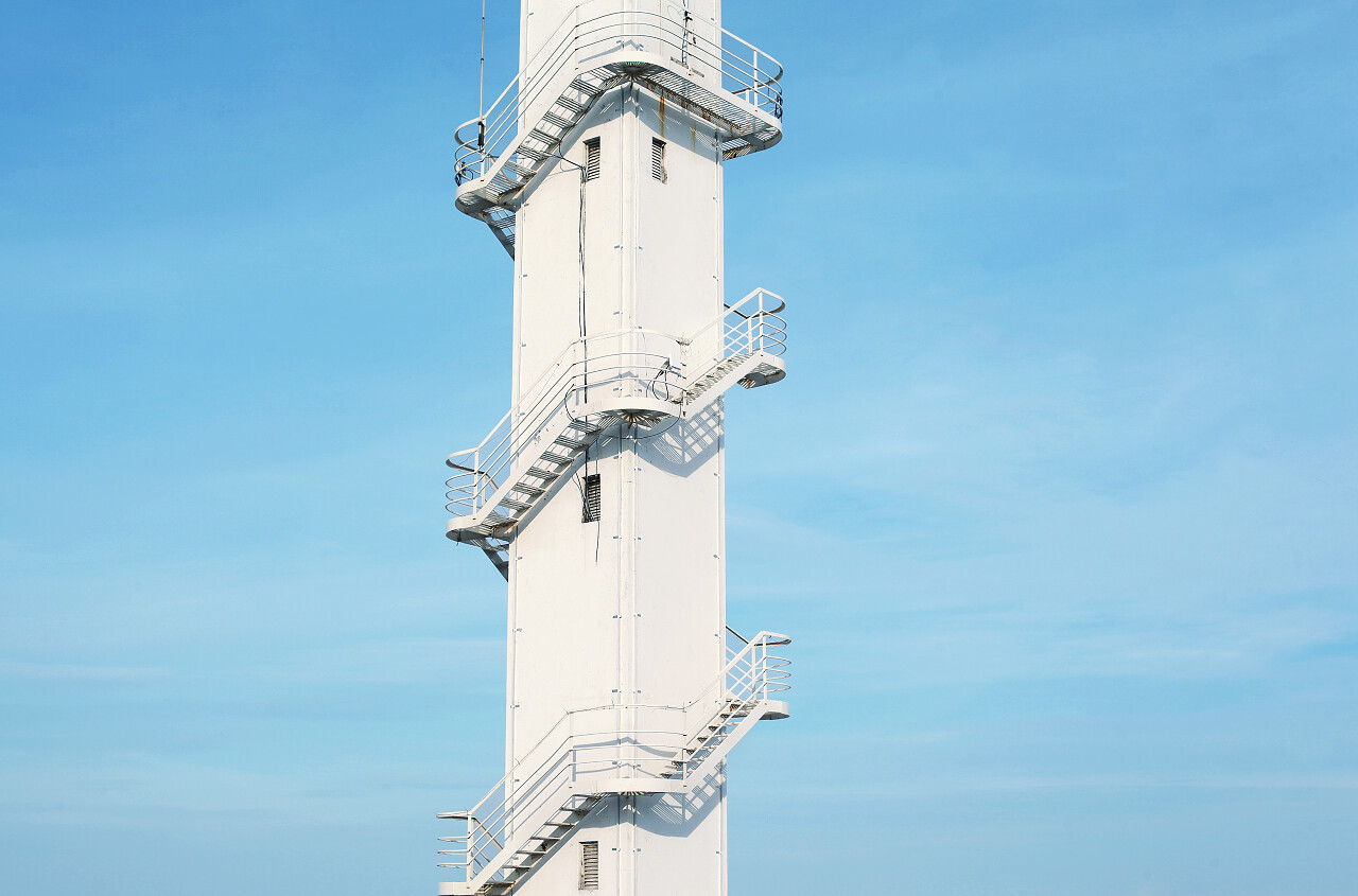 与蓝天相映的金属螺旋楼梯