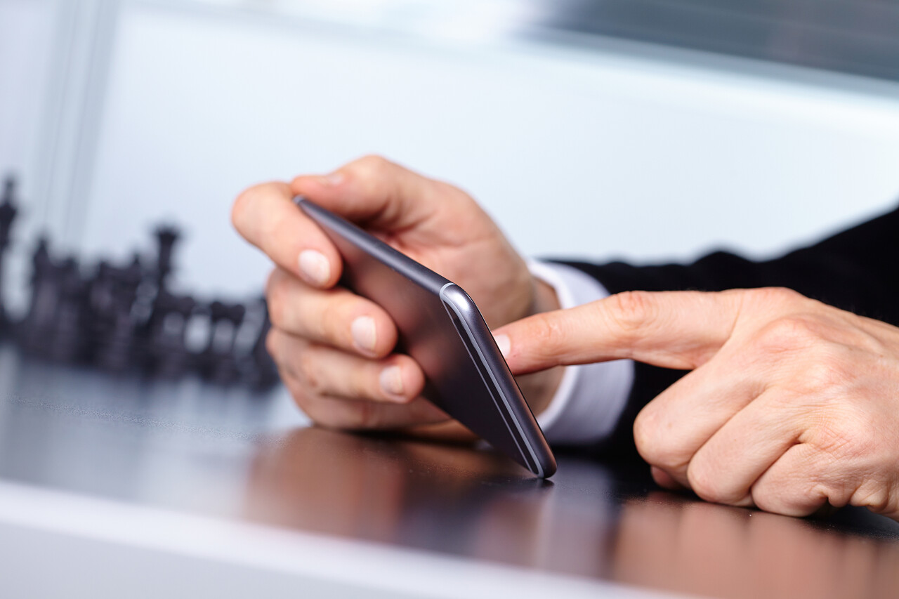 商人使用手机的特写