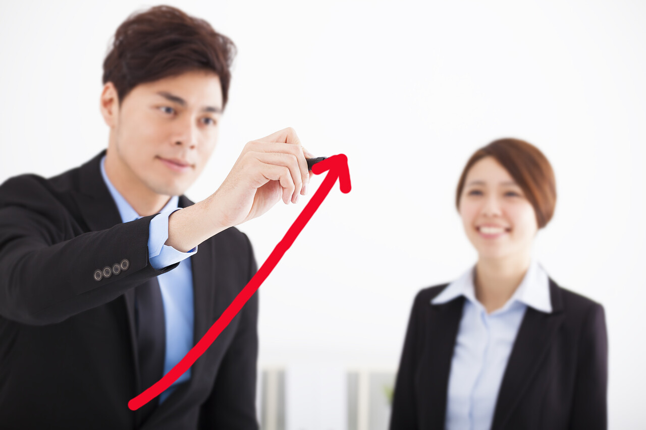 绘制一个上升箭头为业务增长概念的商人提升箭头提升提高上涨