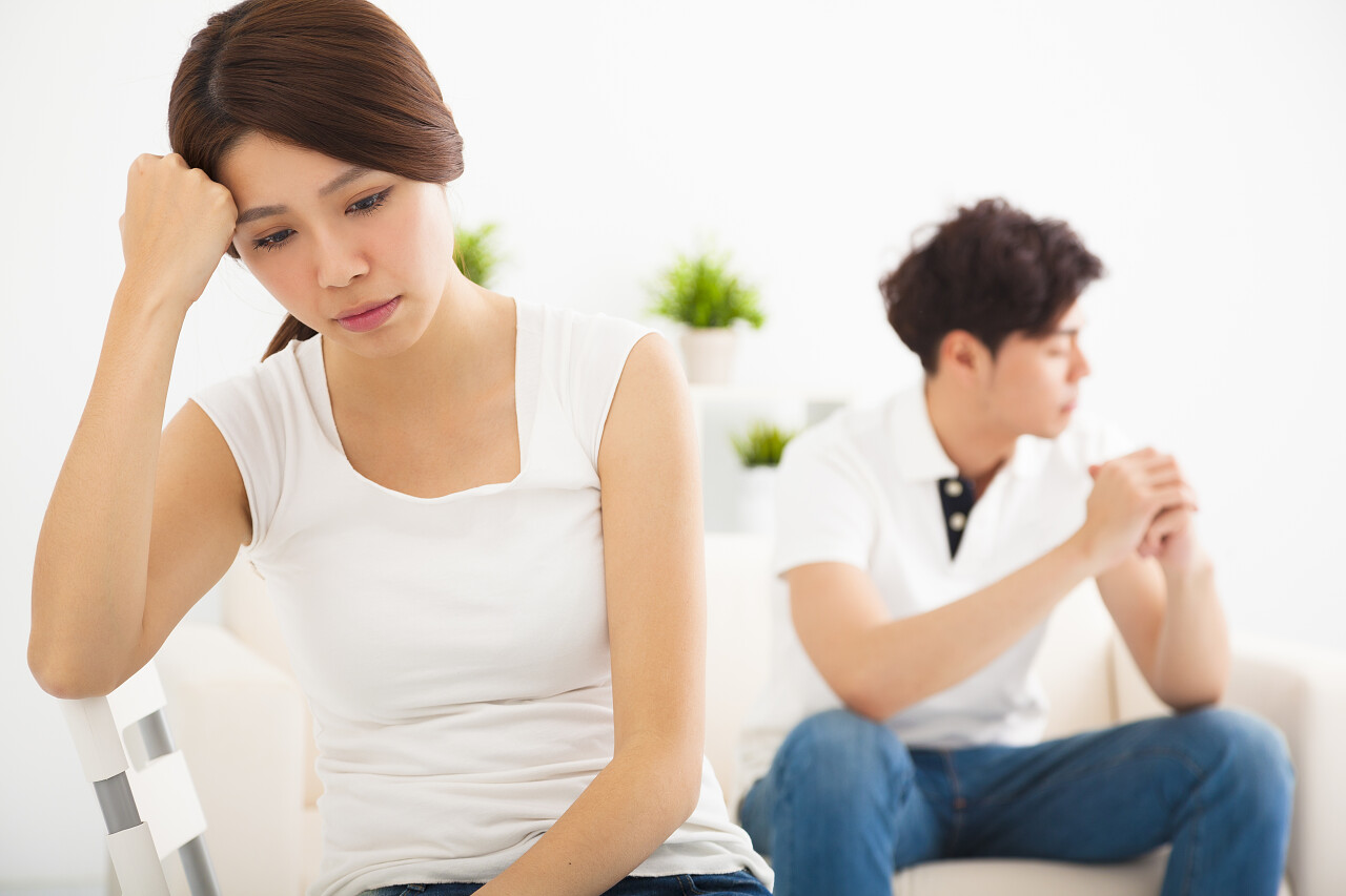 争吵里争吵后的亚洲年轻夫妇