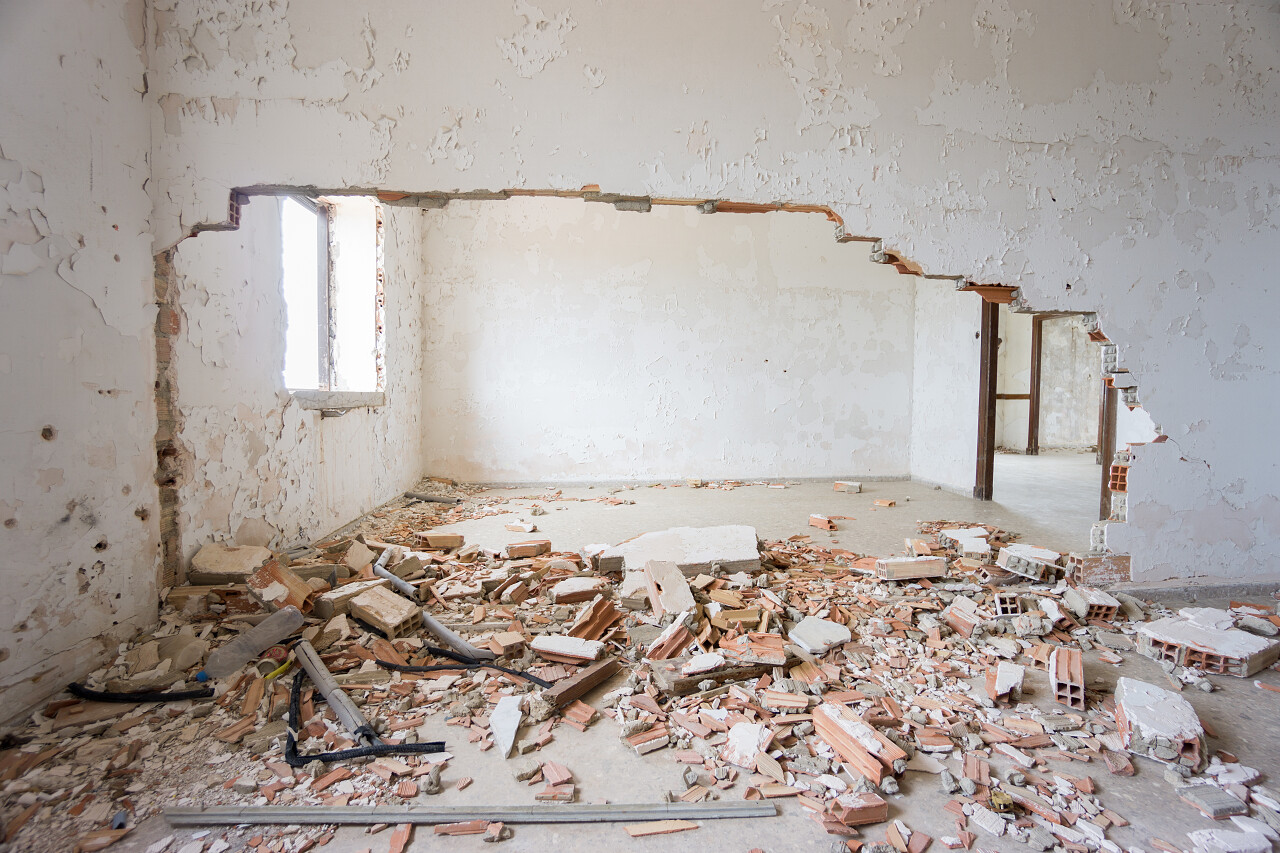 废弃的房屋内部与破碎的墙壁