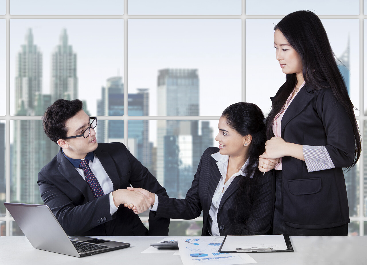 商人在办公室握手结束会议的肖像签约成功合作合作团结握手企业团结团结人物合作平台商务合作握手商务男女