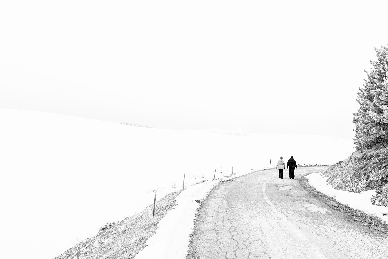 两个人独自在路上