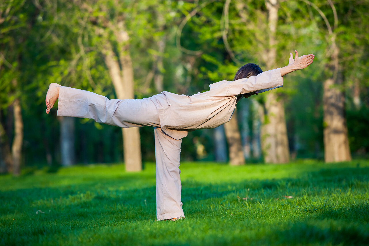 在公园草地上练习瑜伽的女人户外瑜伽