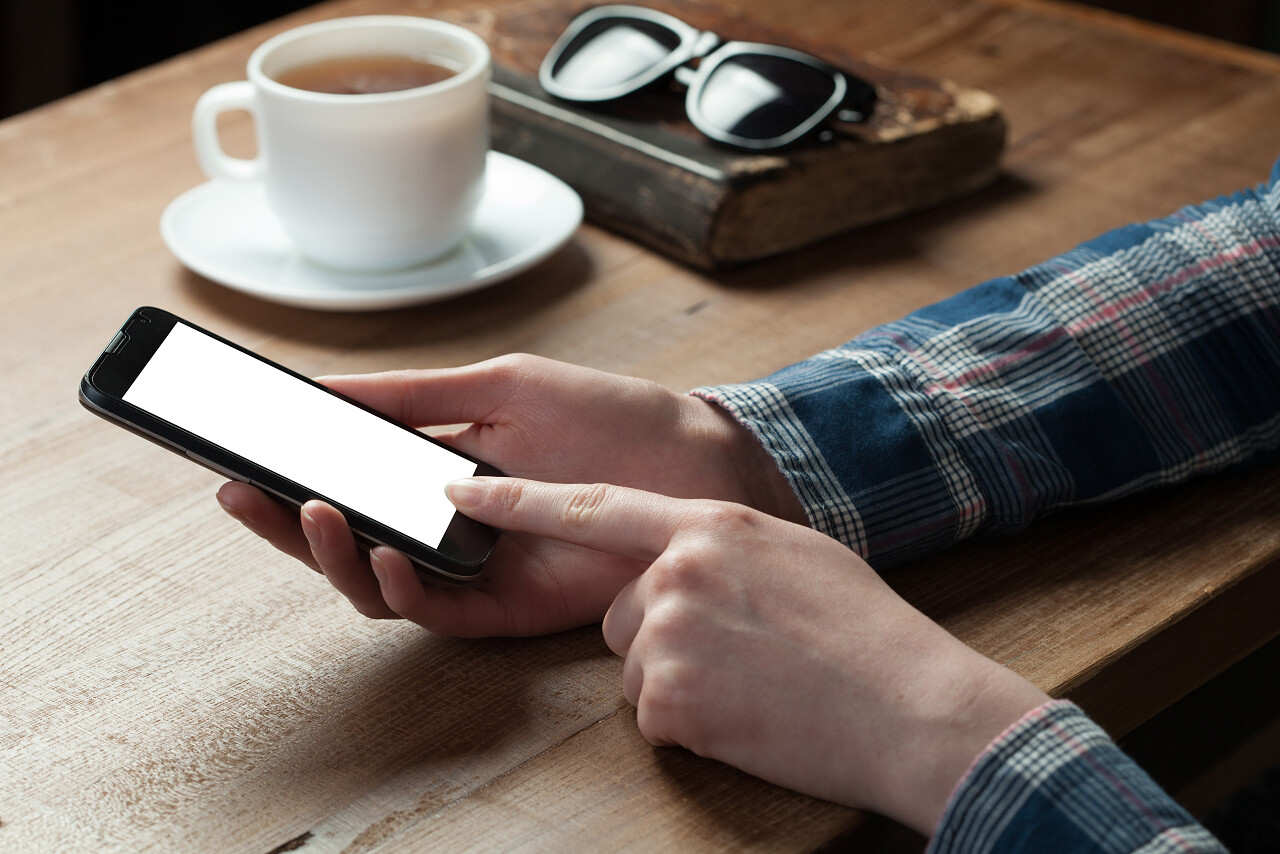 女性手拿着手机