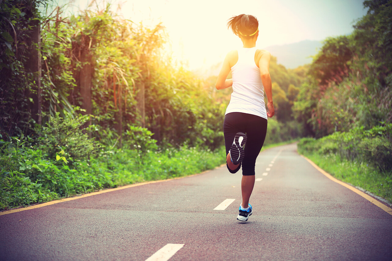 一名年轻的女人在公园的小径上跑步运动健身户外跑步