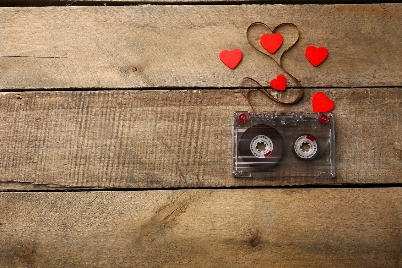 木制桌子上的音频盒式的磁带