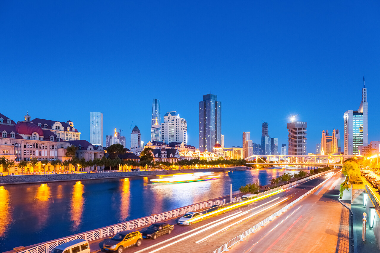 天津市海河景观和夜间城市道路天津旅游