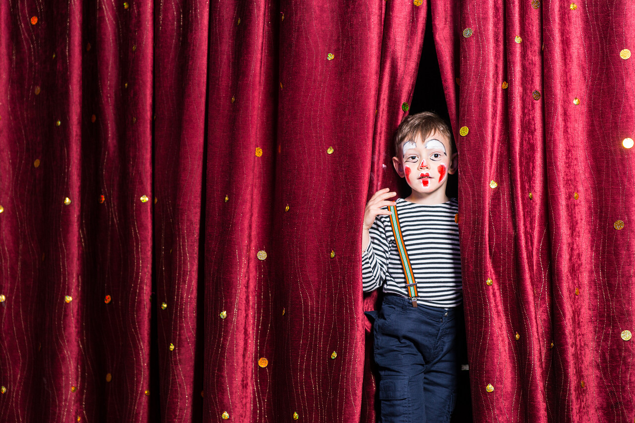 微笑的小男孩表演哑剧