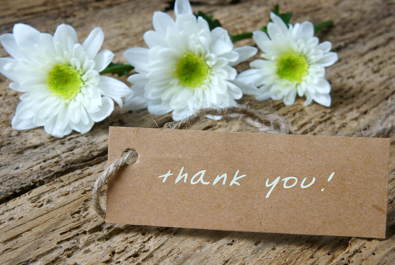 木制背景上的卡片可以使用情人节母亲节或庆祝爱情日