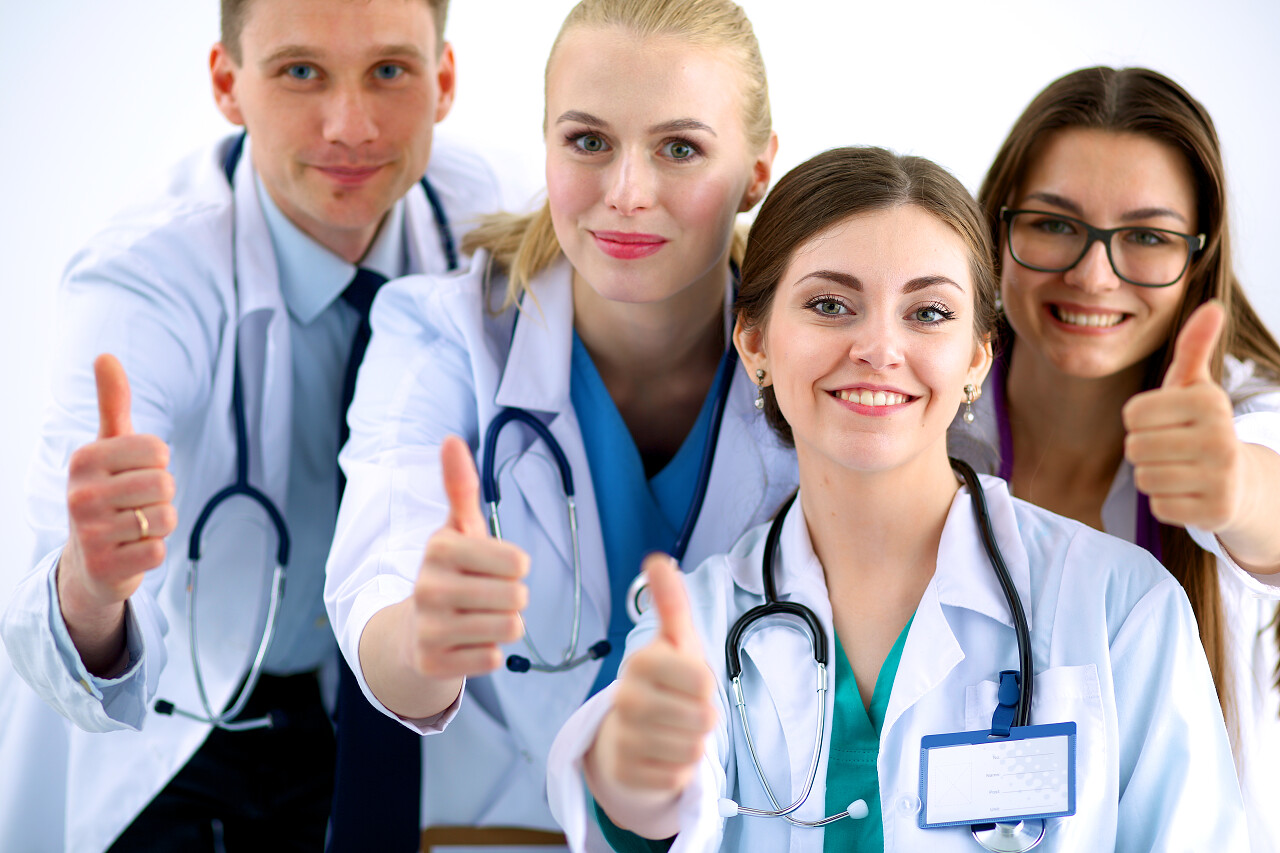 显示大拇指向上的医生队伍的肖像加油点赞医生的手医生手势点赞手势