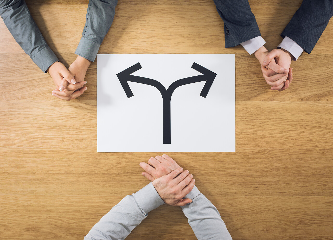 两个应聘者进行面试雇主即将选择其中一人选择困难症