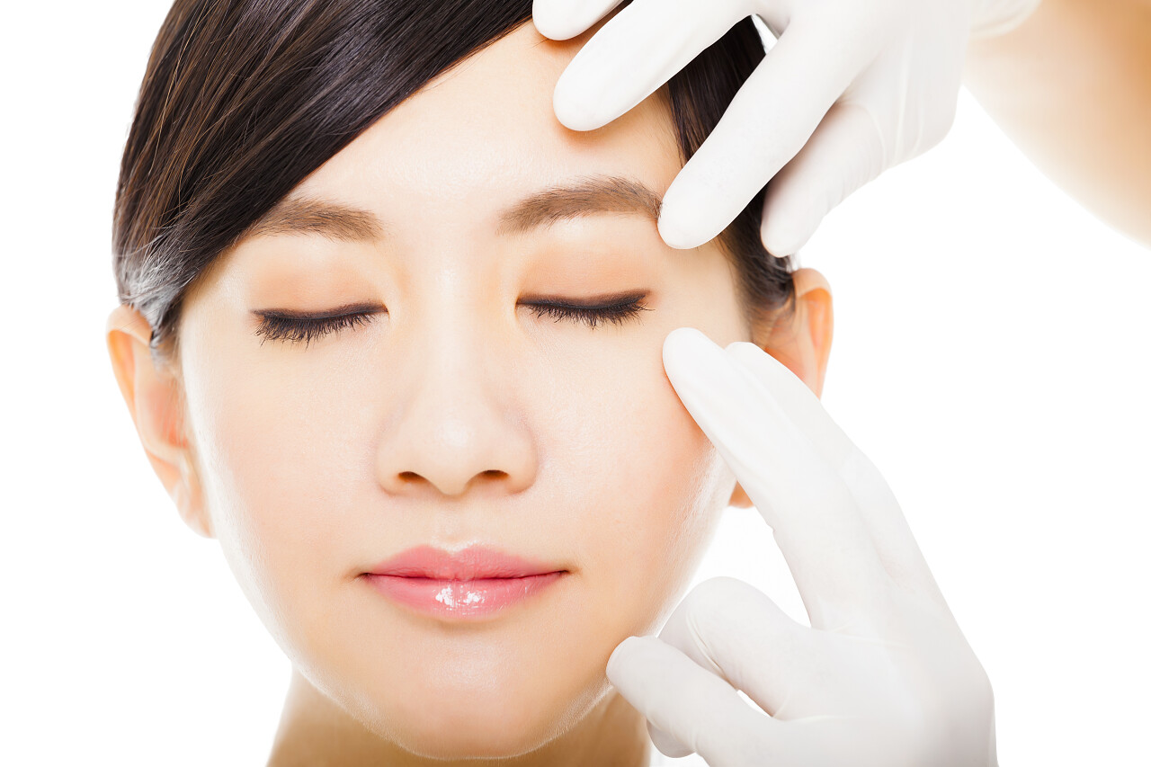 医疗美容特写下一张年轻女人的脸面部整形