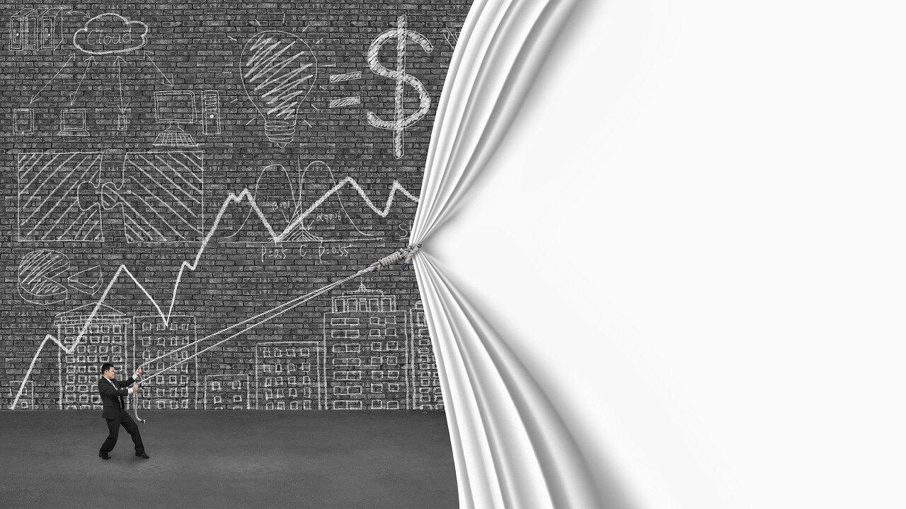 老黑砖墙与灰色的水泥地面上的商人拉打开空白的白色窗帘