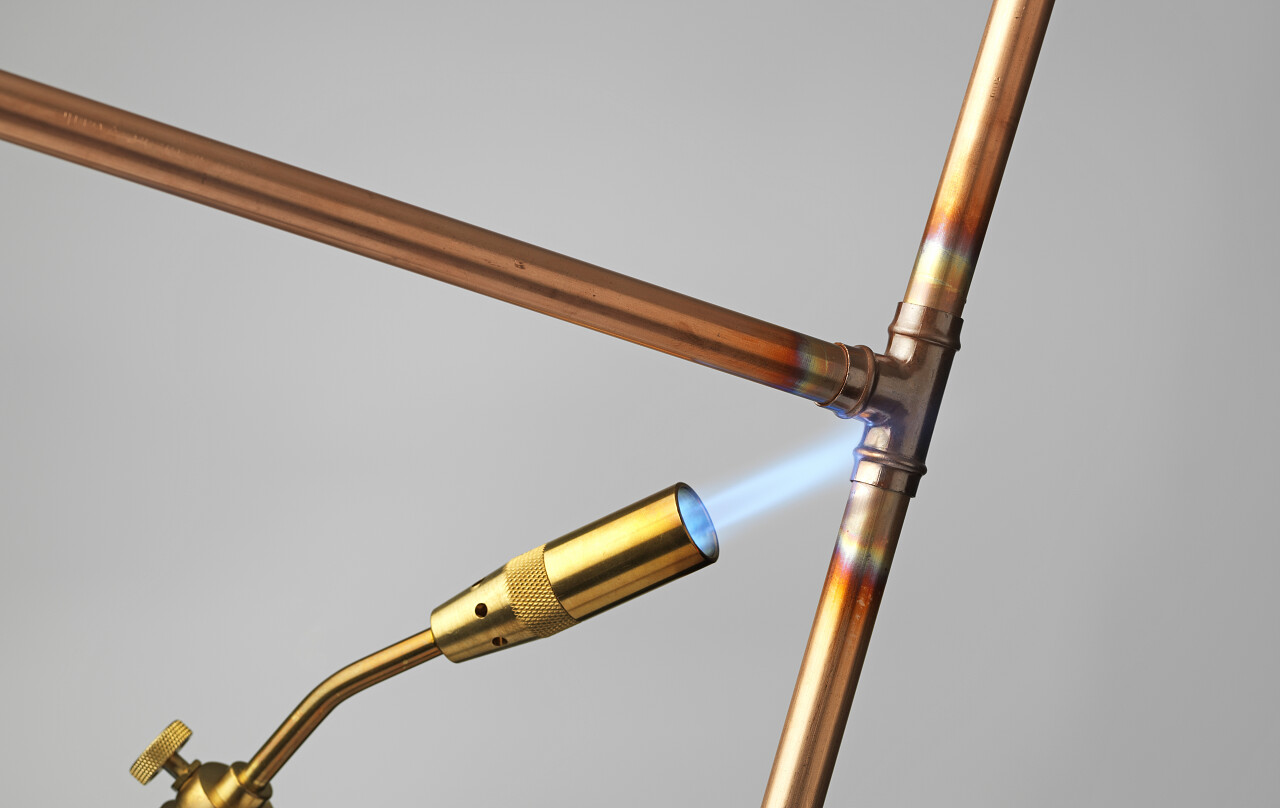 灰色背景上带火焰的吹风器