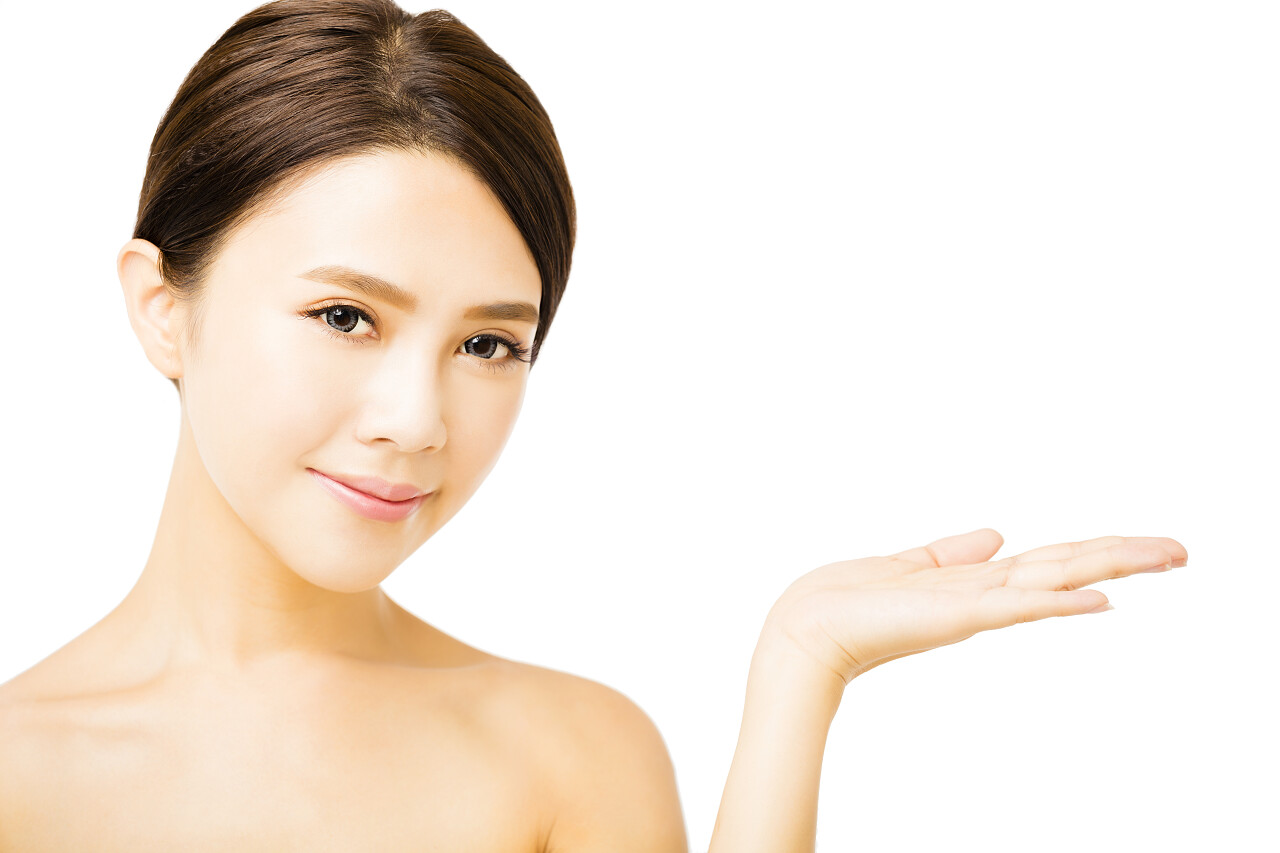 一名美丽的年轻女子手上展示美容产品