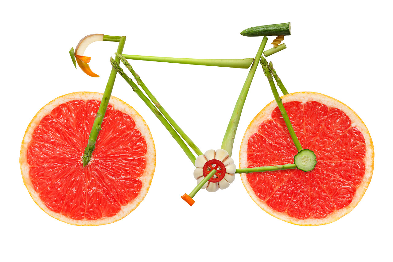 水果和蔬菜组成的自行车在白色背景上