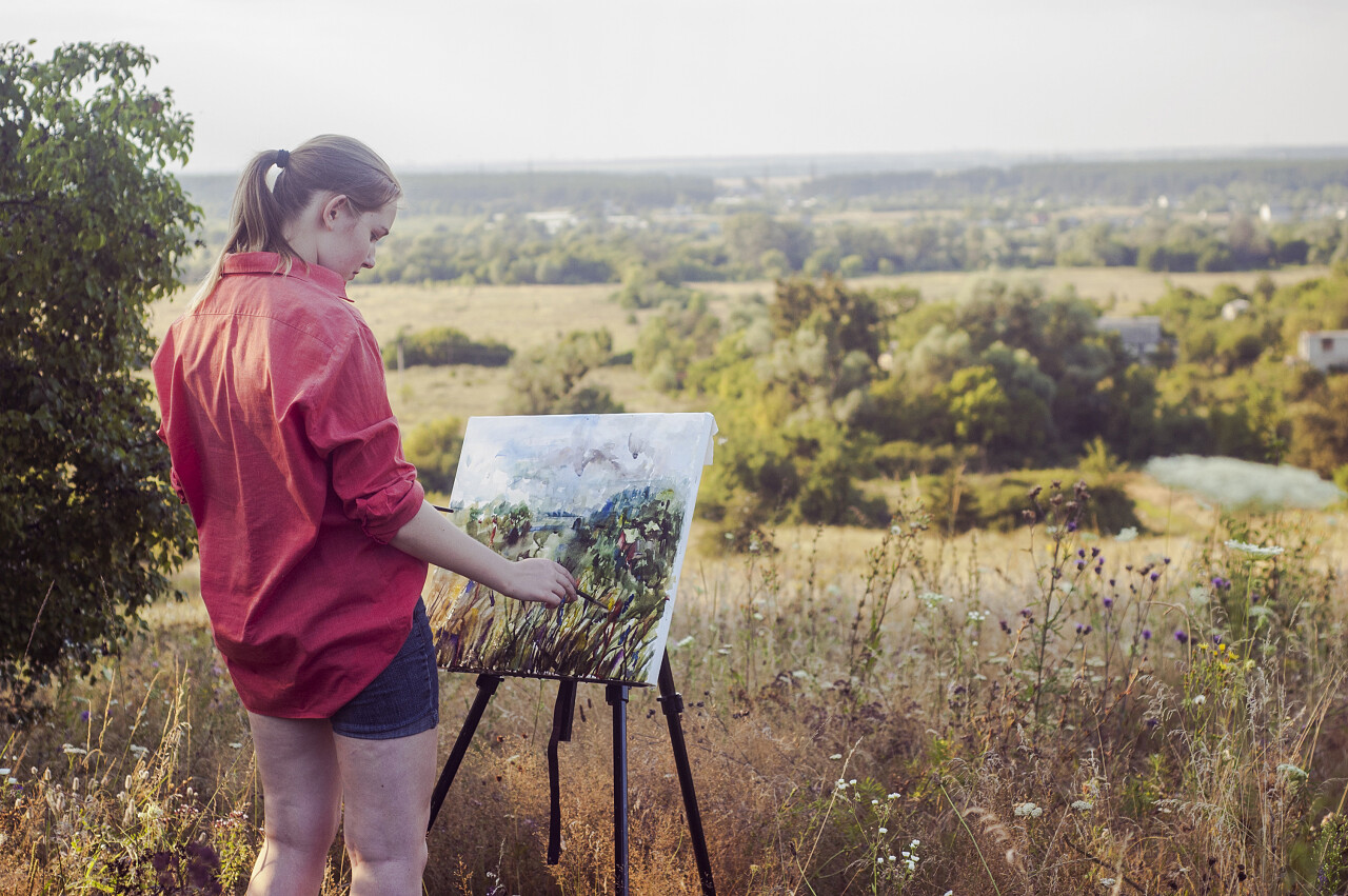 年轻的女艺术家与水彩画