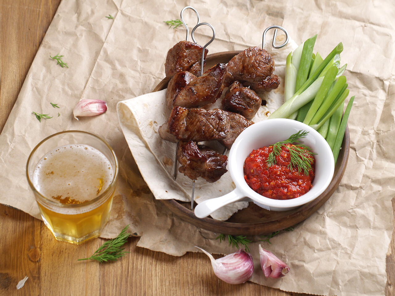 烤肉酱在木制的背景下