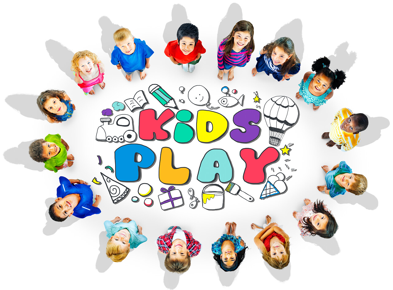 一群可爱笑脸的小孩子