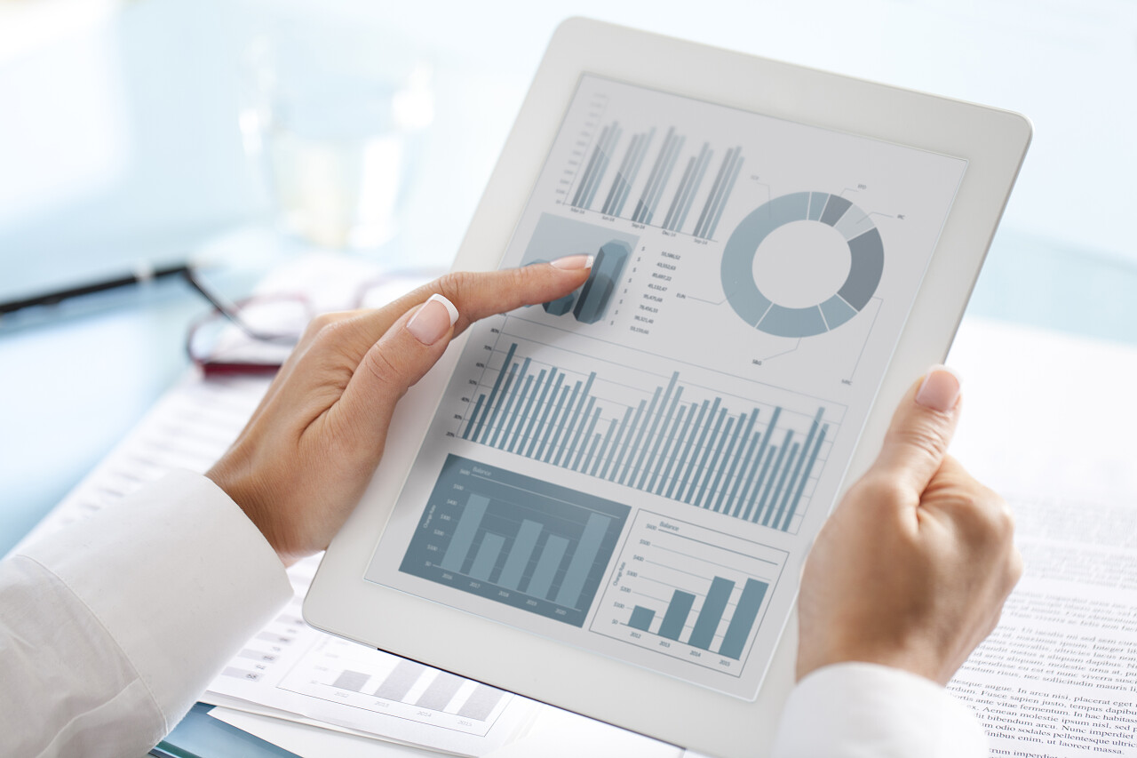 女商人使用数字平板电脑处理财务数据的特写