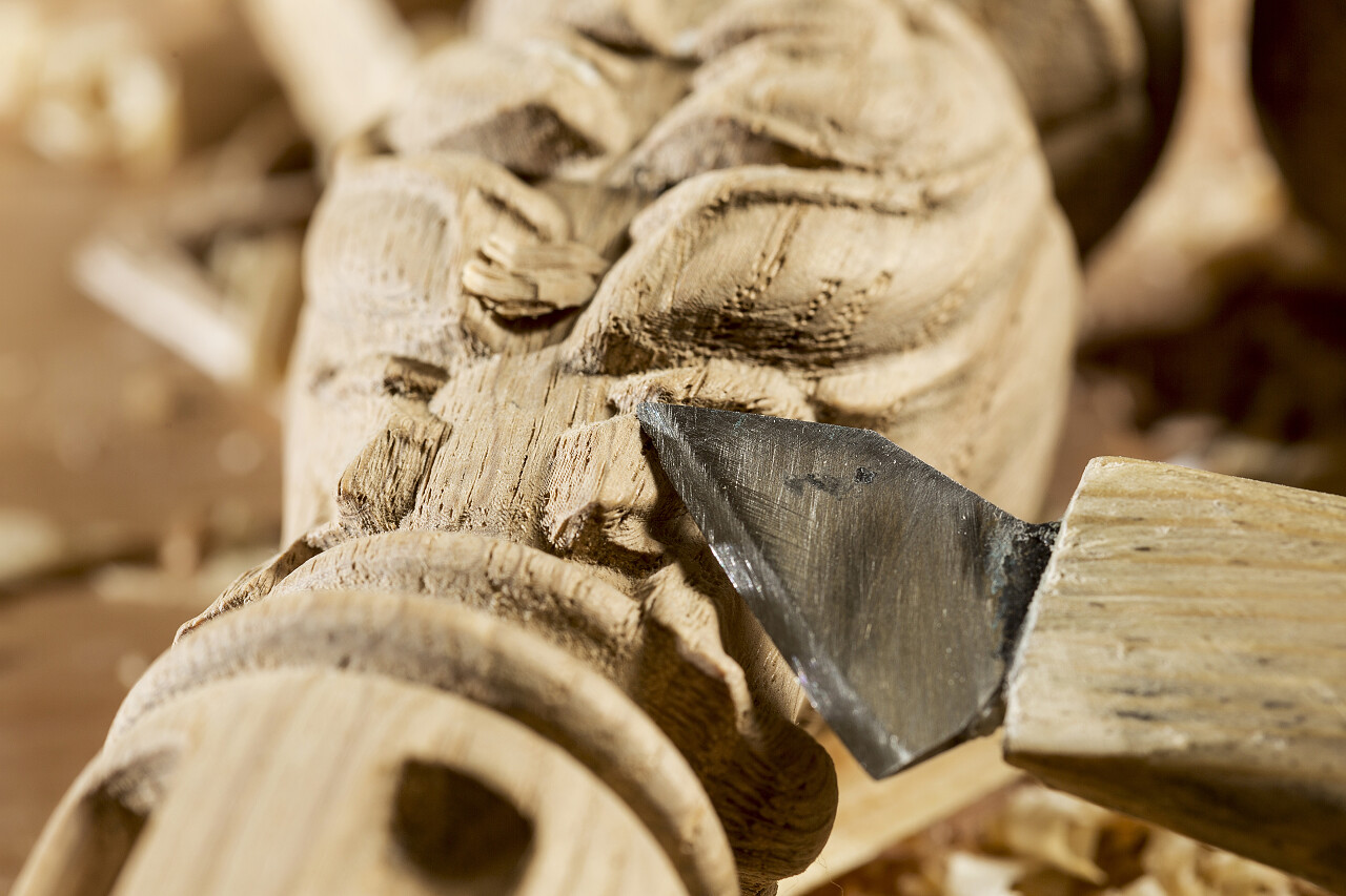 桌上的木材和木材刨花刀具