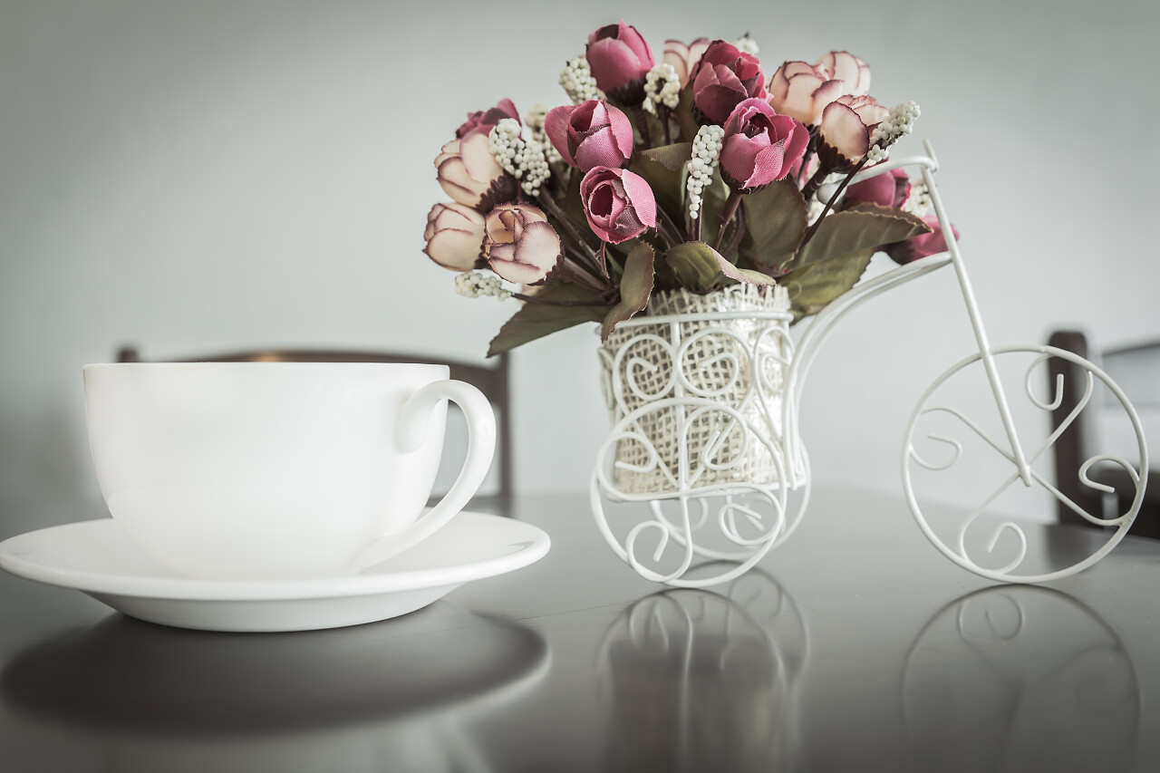 人造花和古董三轮车装饰