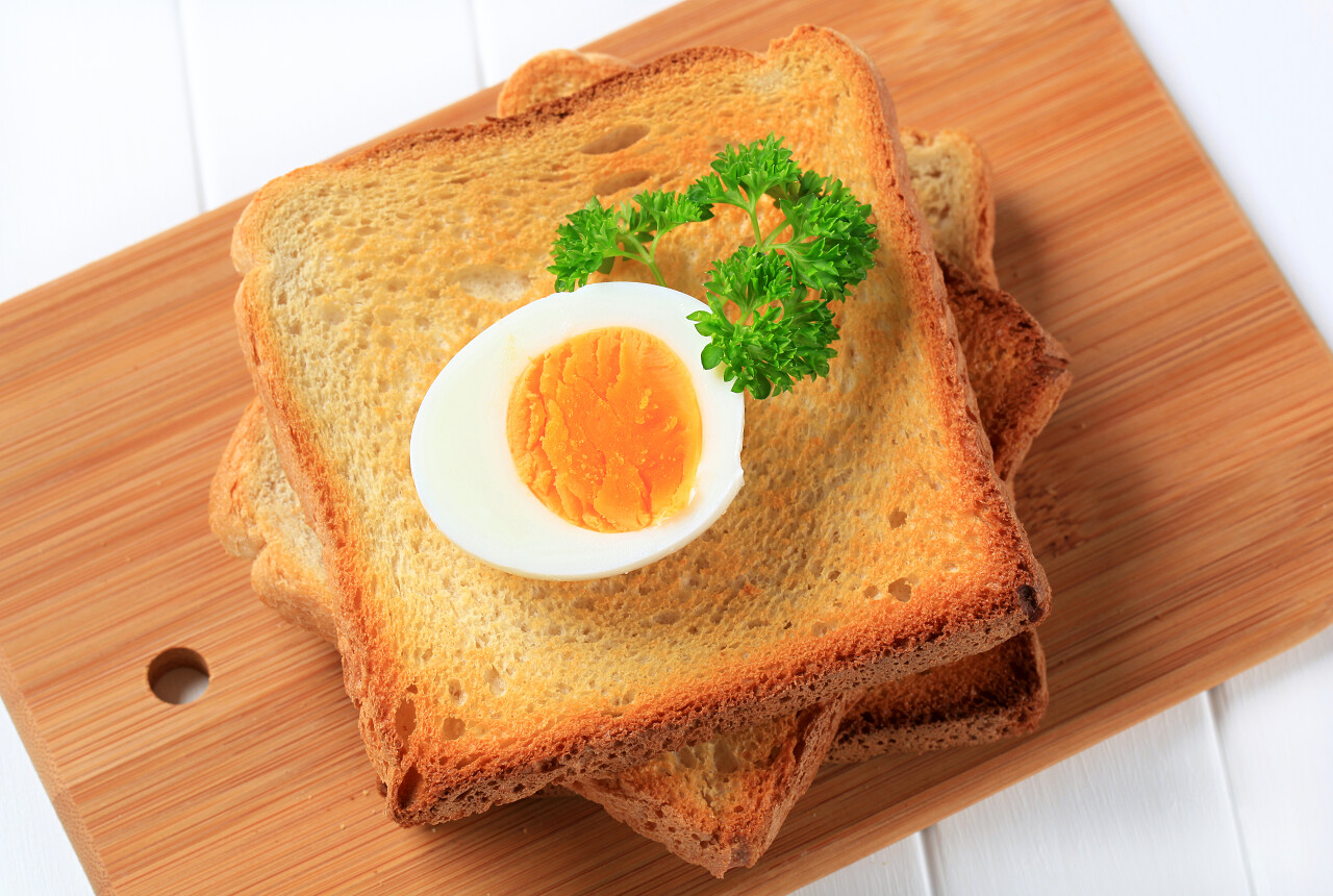 烤好的面包和水煮的蛋的切片