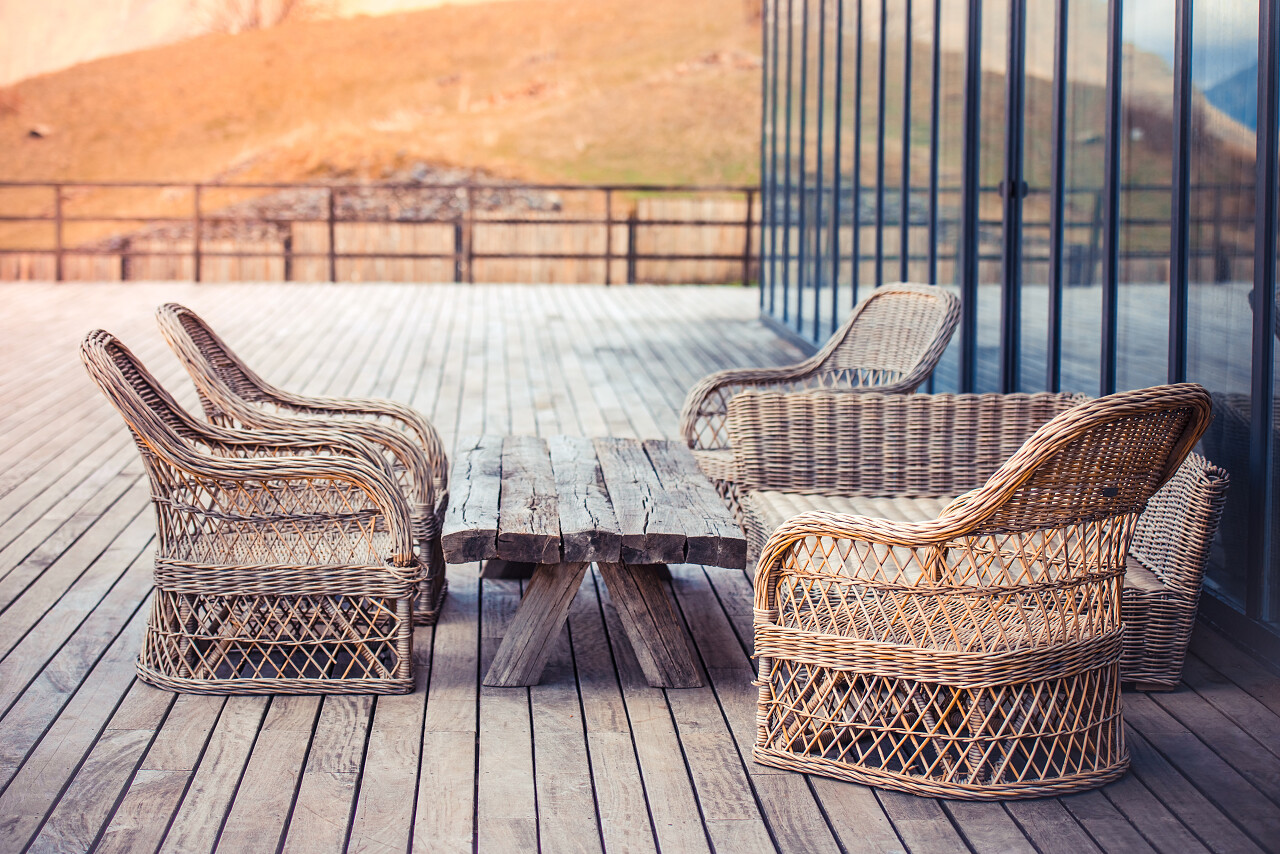 藤条椅和露台