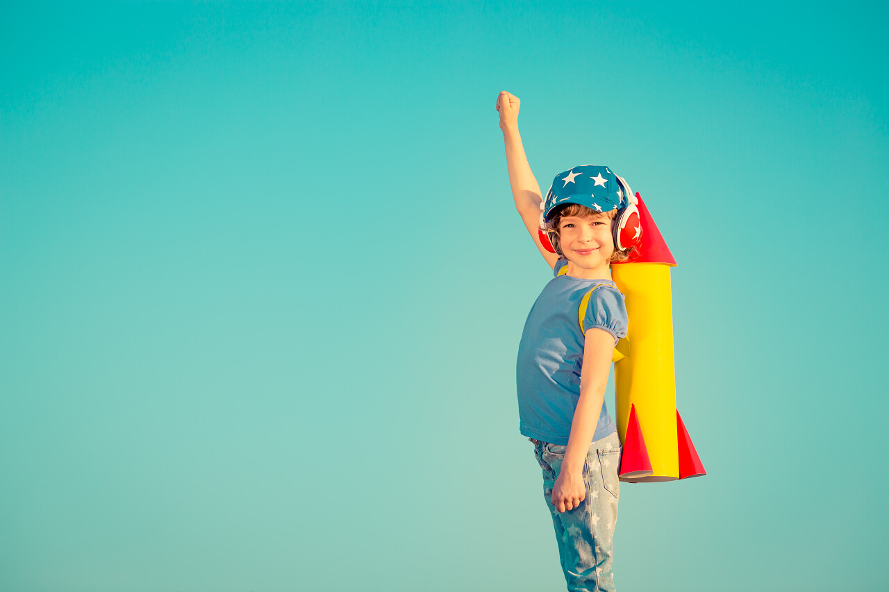 快乐的孩子玩玩具火箭幸福童年孩子幸福的人美好童年