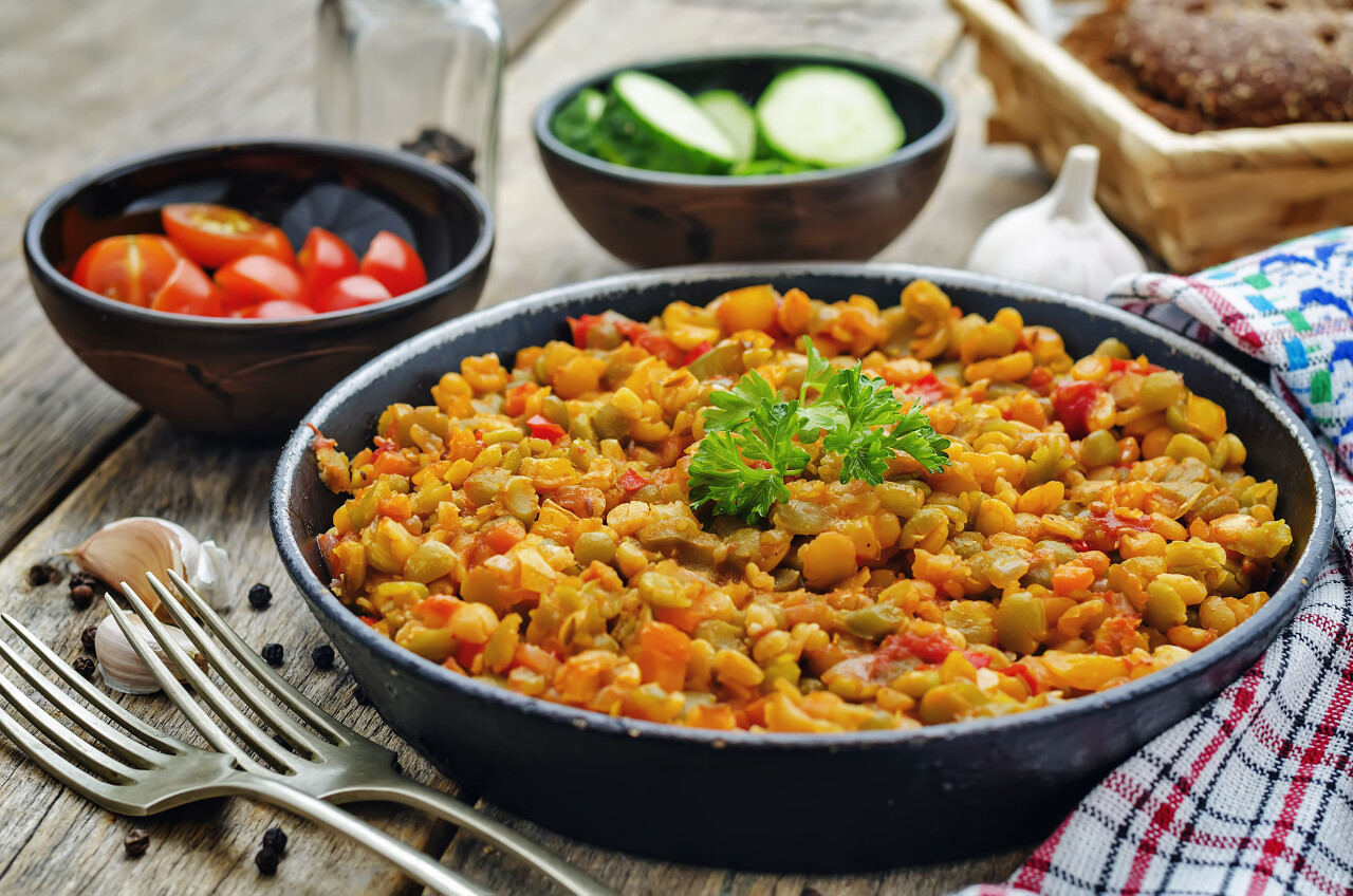 一碟美食和水果