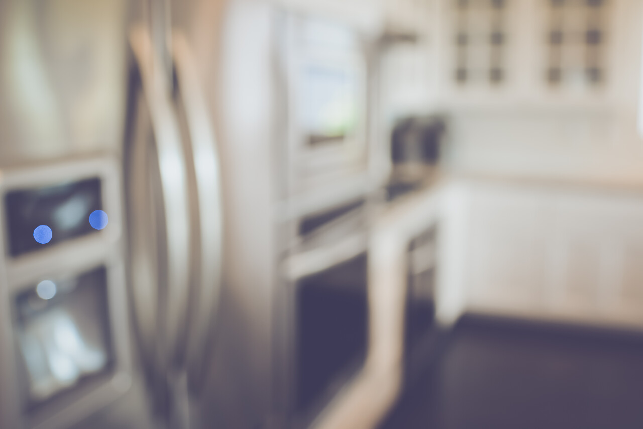 采用复古安装风格滤波器的模糊现代厨房