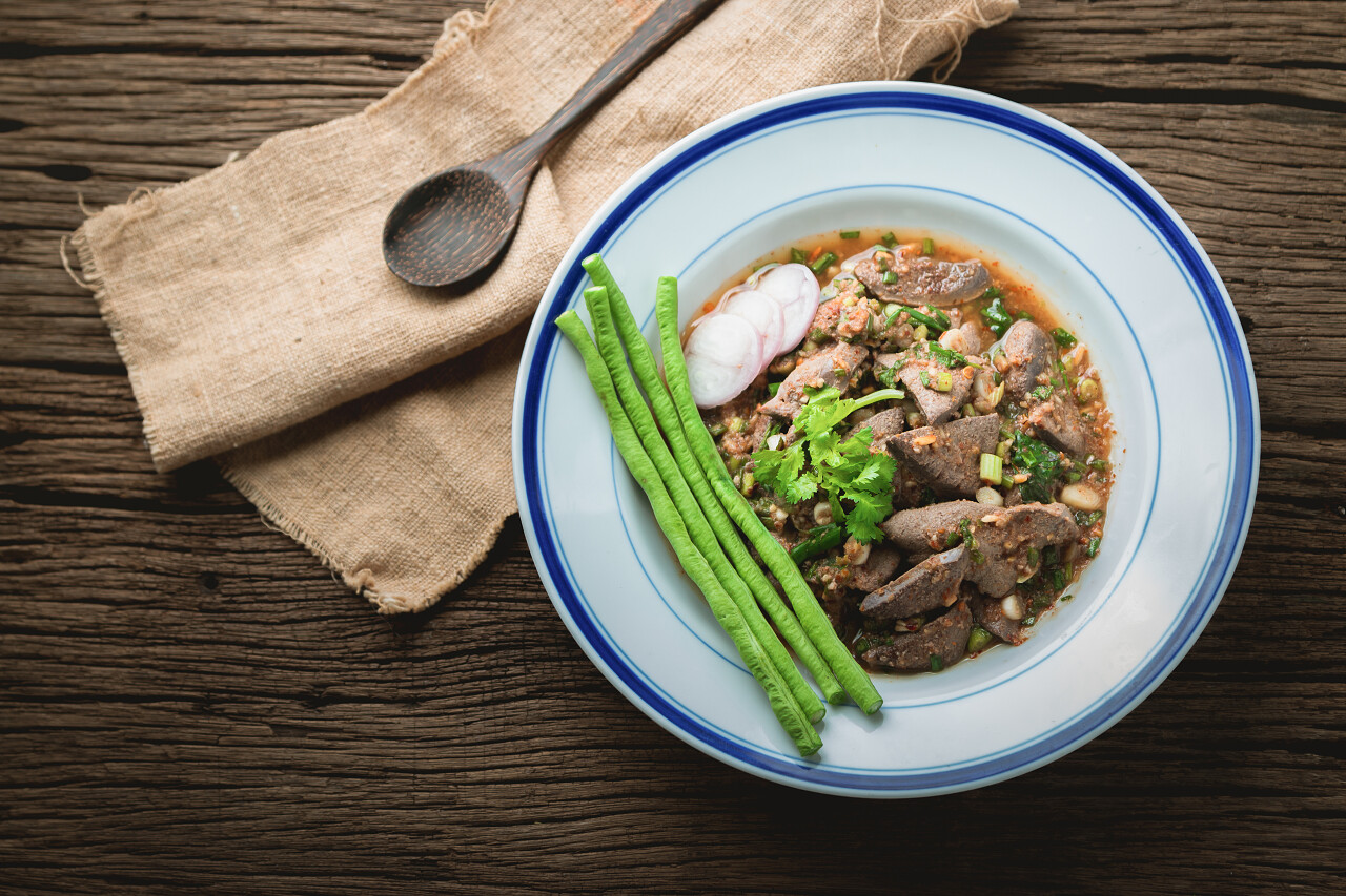 泰国食物的香辣猪肝脏与蔬菜