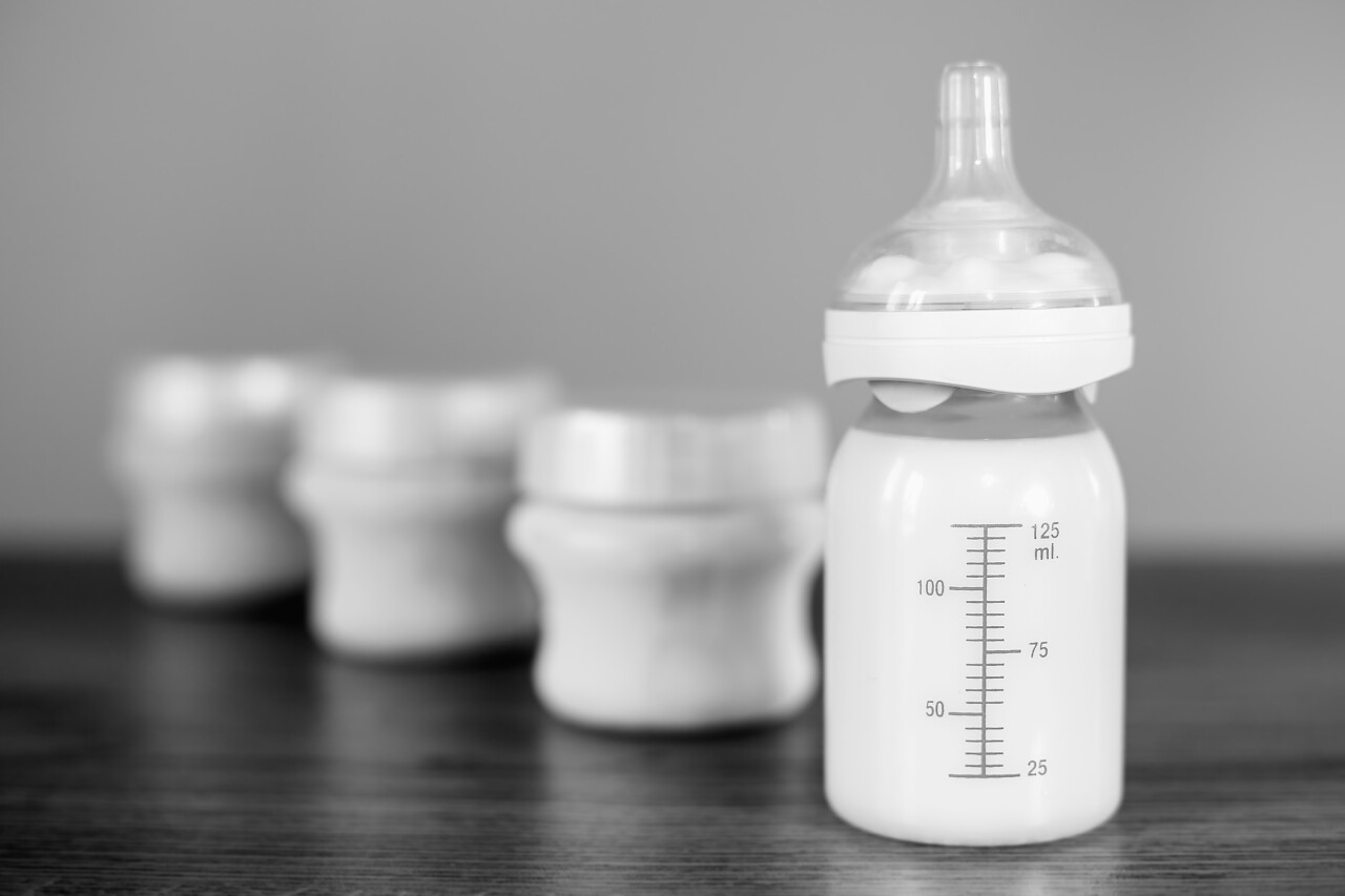 婴儿奶瓶里有牛奶和一个测量尺度