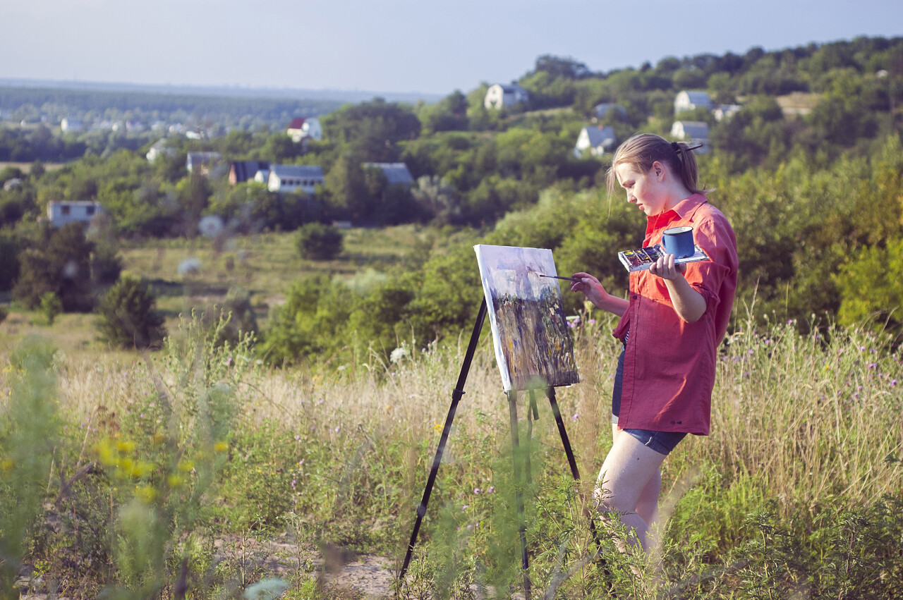 年轻的女艺术家在画水彩画