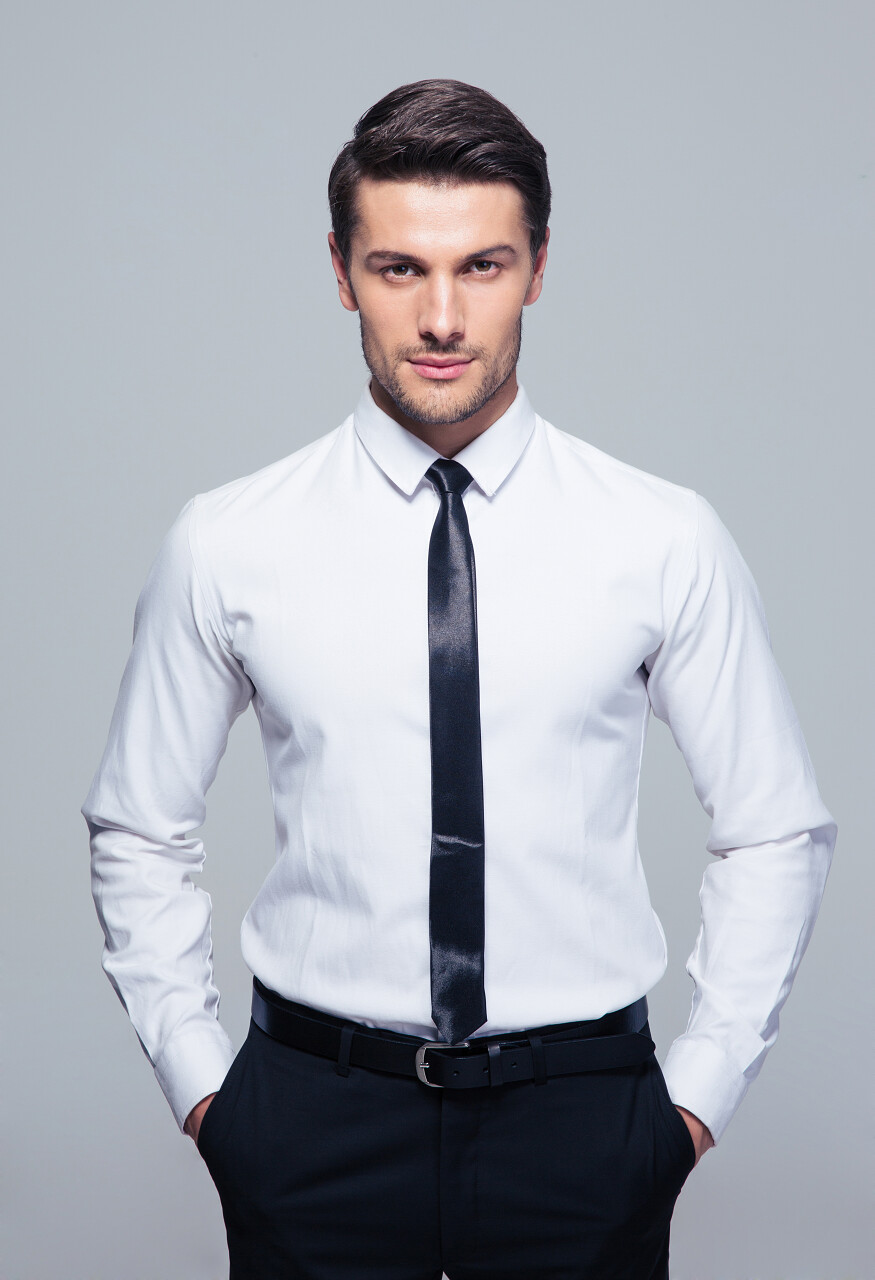 一个年轻的商人双手插在口袋里