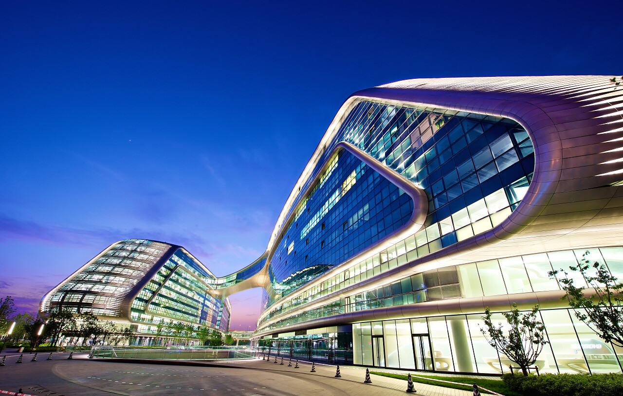 现代的未来派建筑办公大楼上海虹桥机场附近