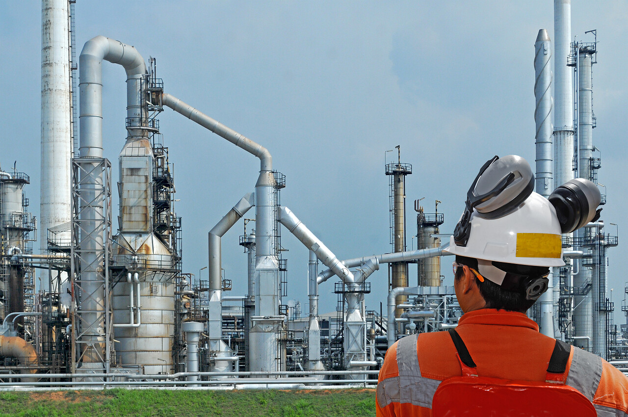 石油工人和石油钻机