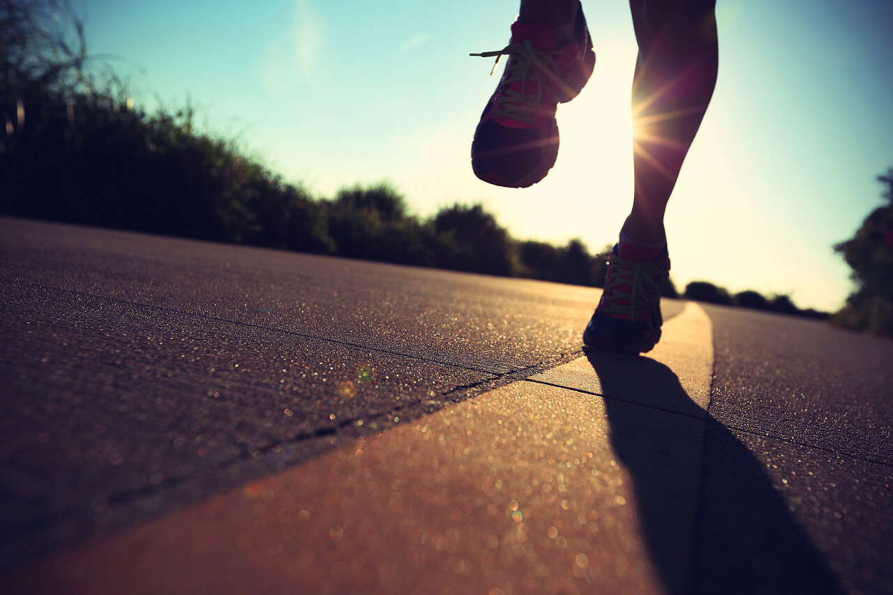 年轻的健身女性在日出的小路上奔跑励志跑步 奔跑奋斗奔跑坚持克服困难运动健身户外跑步