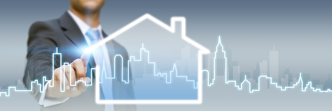 商人用他的手指在他的办公室使用数字接口