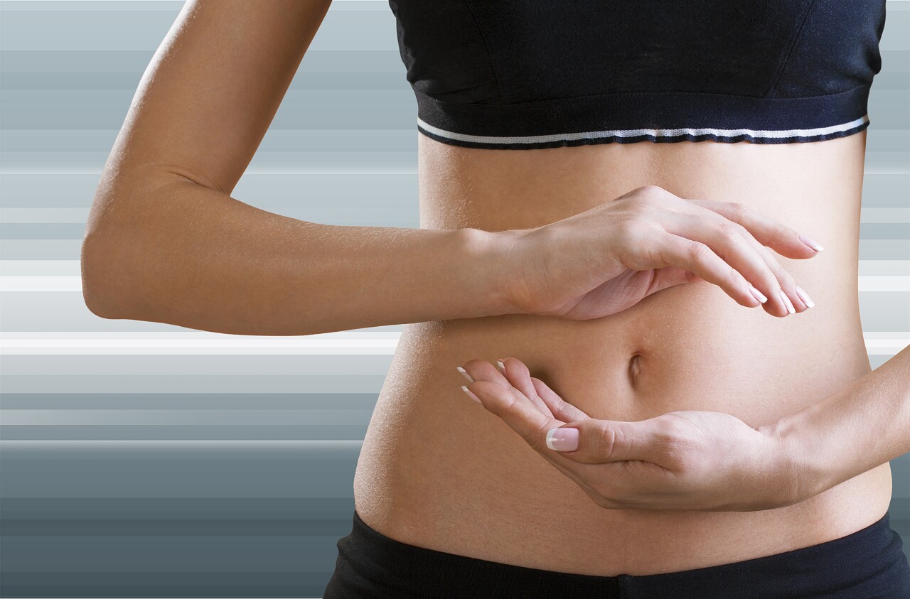 一个女性在做冥想