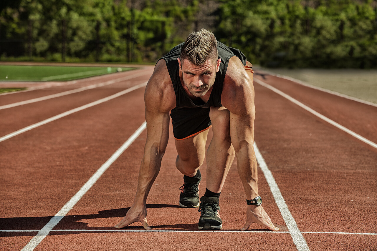 在体育赛场上的赛跑者运动健身户外跑步